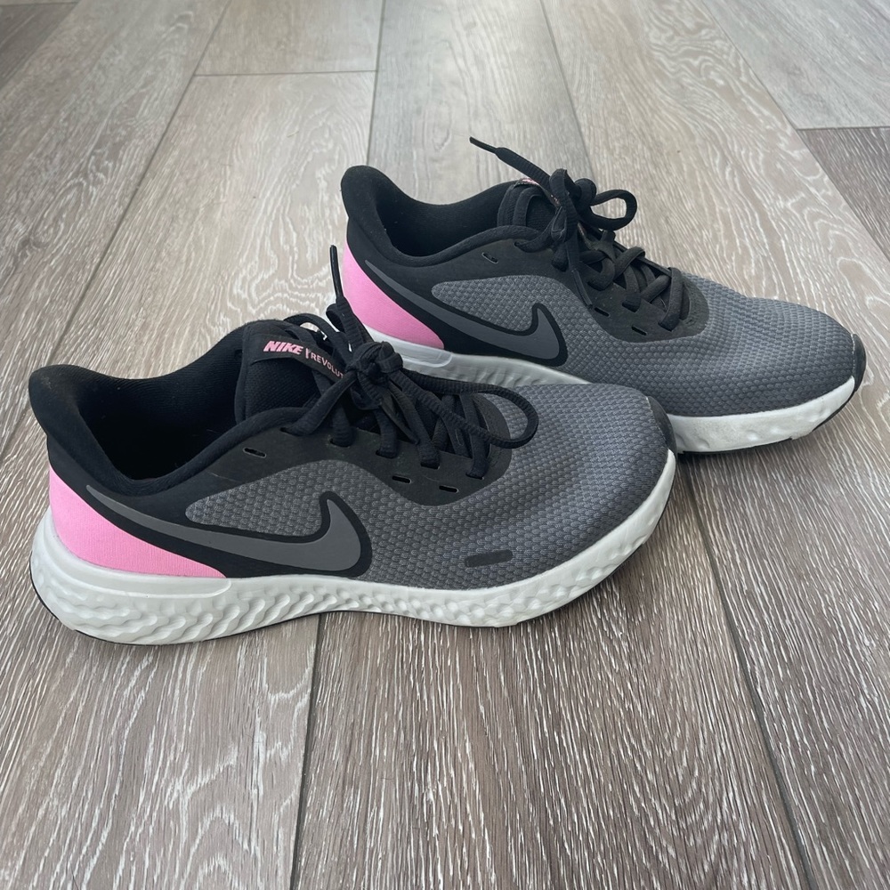 Size 7.5 Women’s Nikes